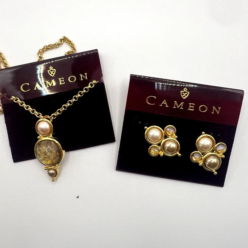 Vintage Cameon‎ Necklace & Earring Set NOS Gold Tone Faux Pearl Glass Cabochon